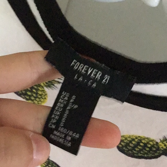 A t-shirt with pineapple on it - Picture 2 of 3